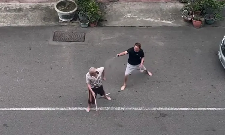 老么持辣椒水朝大哥臉上猛噴。翻攝Threads