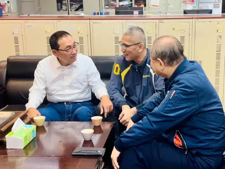 新北市長侯友宜探望老部屬、「英勇口罩伯」薛先得。新北市府提供