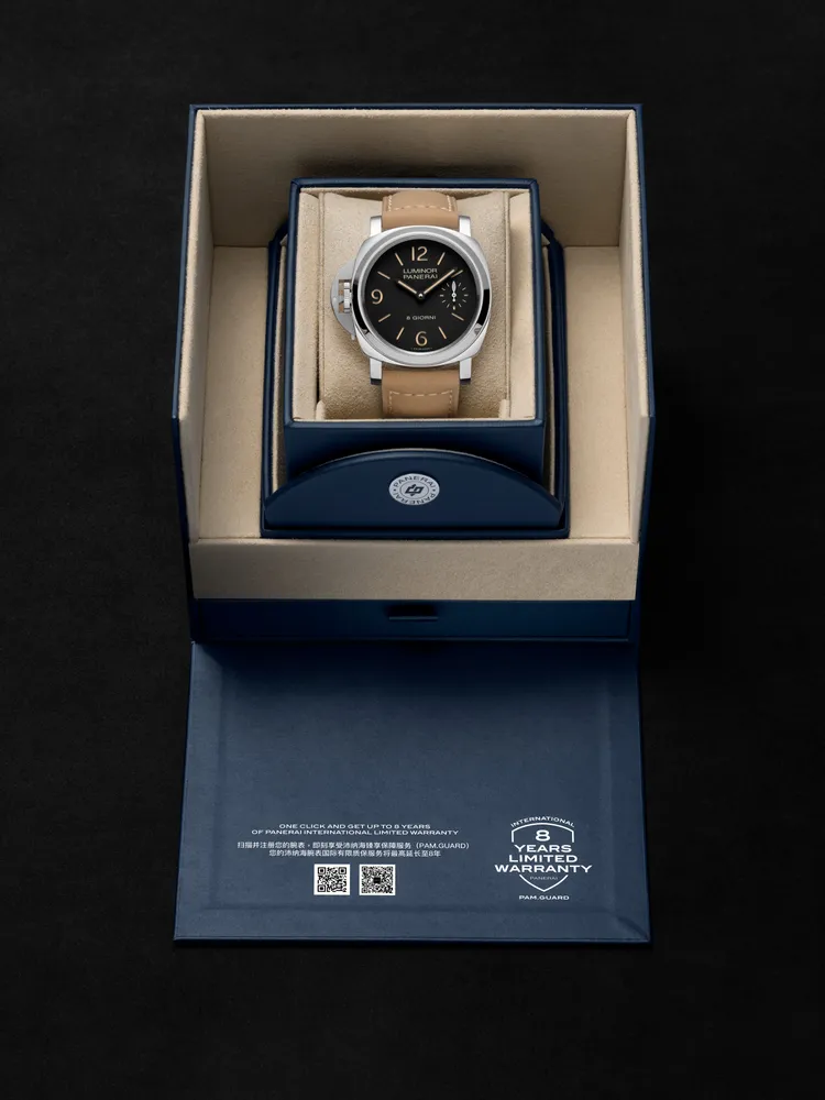 沛納海Luminor八日動力儲存左冠腕錶，44mm，拋光精鋼錶殼，黑色三明治錶盤，淺棕色小牛皮錶帶，P.5000手動上鍊機芯，動力儲存8日，防水深度300米，價格店洽。品牌提供
