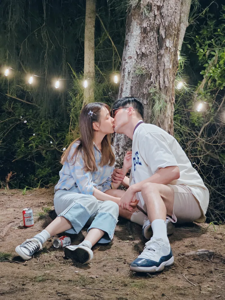 張睿家（右）跟林玟誼戲裡激吻。東森超視、華視提供