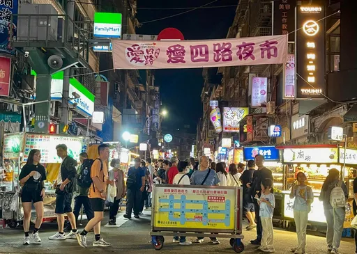 基隆愛四路夜市被插滿整排鐵柱 網友罵翻管委會出面:不影響交通