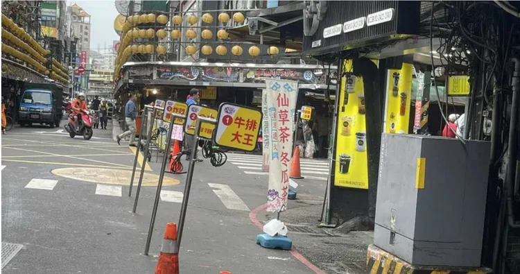 愛四路夜市多了一根根攤商招牌燈，引起民眾討論。翻攝自基隆人日常臉書社團