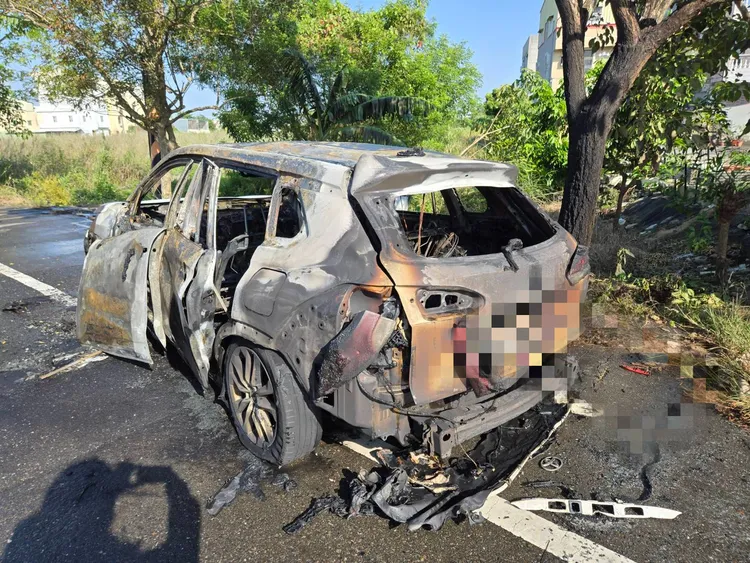 休旅車燒到僅剩骨架。民眾提供