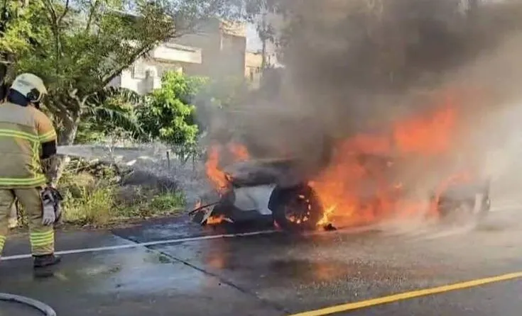 警消到場射水滅火，5分鐘內將火勢撲滅。民眾提供