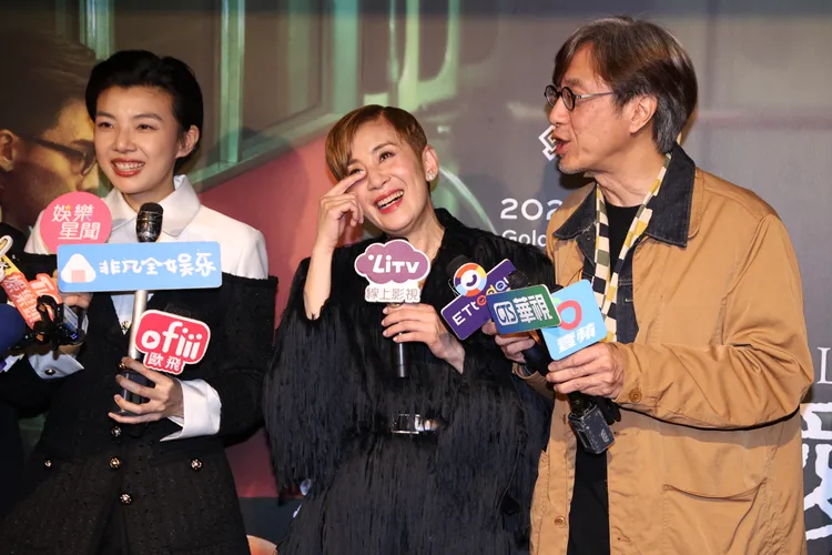 吳君如（中）受訪時笑開懷。彭欣偉攝