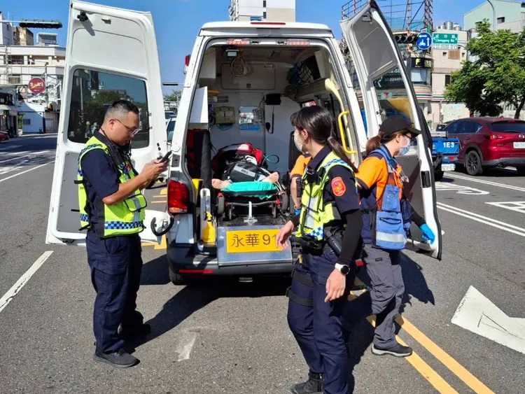 員警發現女駕駛昏迷，立即施予CPR心肺復甦術搶救，救護人員到達後接手處置。翻攝畫面