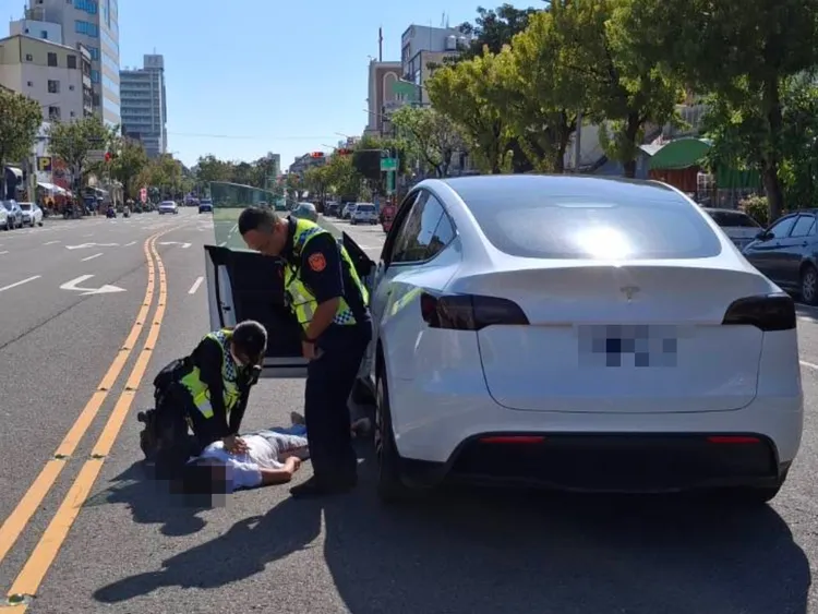 員警發現女駕駛昏迷，立即施予CPR心肺復甦術搶救。翻攝畫面