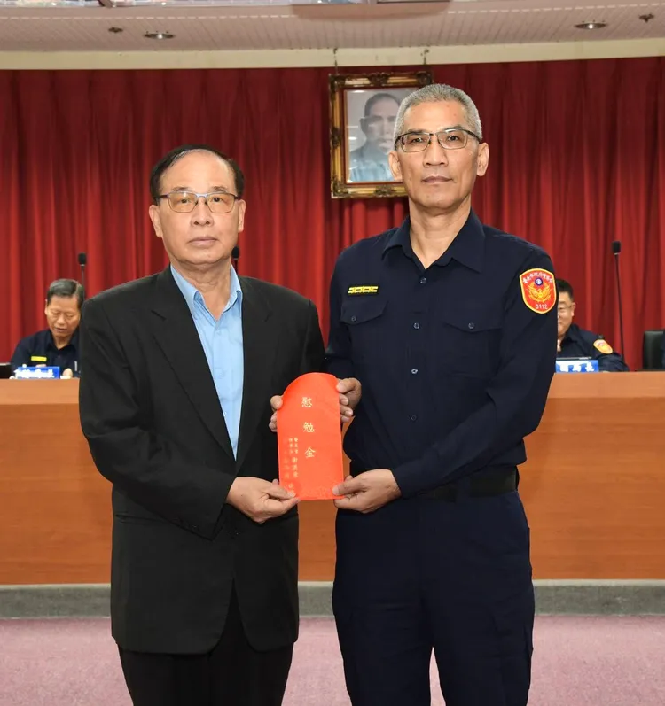 薛先得獲頒警友會的慰問金。警方提供