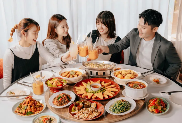 尾牙春酒專案網羅各品牌人氣菜色，為親朋好友或公司行號提供美味而滿足的歡聚盛宴。業者提供