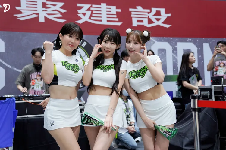 三上悠亞（右）與Formosa Sexy壯壯（左）、梓梓（中）。夢想家提供