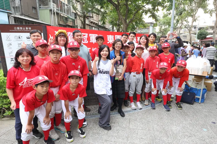 東園少棒除了栽培出許多職棒選手，現在也有兩名選手孫易磊、陳睦衡正在日本擔任育成選手。吳沛憶辦公室提供