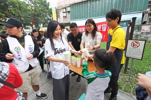 慶祝台灣隊12強奪冠!吳沛憶赴東園少棒發600杯珍奶