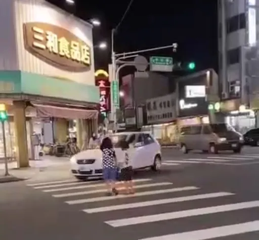 惡質車竟不禮讓小姊弟!網友罵翻 嘉義警:是舊聞現已加強執法