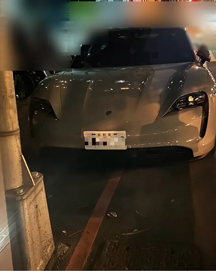 豪宅旁停滿賭客的保時捷、BMW等豪車。民眾提供