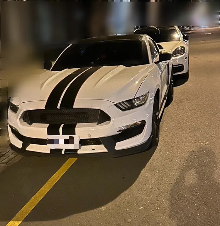 豪宅旁停滿賭客的保時捷、BMW等豪車。民眾提供