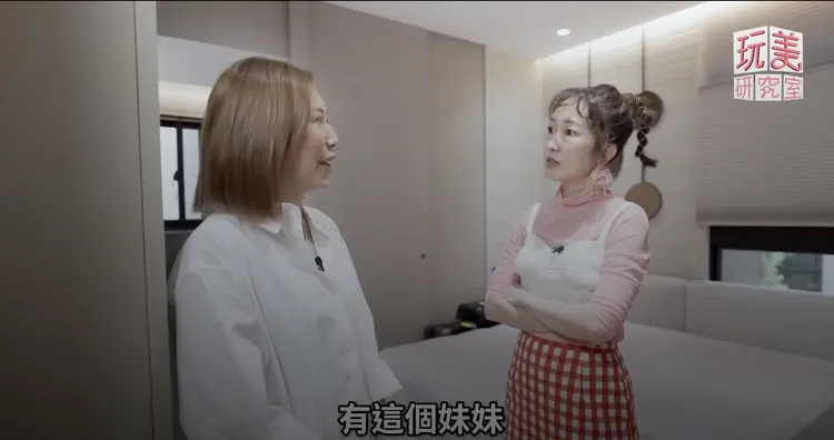 瑪菲司（左）秀「不存在女兒」的房間。TVBS提供