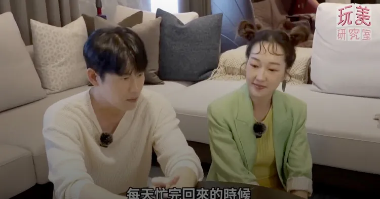 開箱余秉諺家，人坐地板，狗坐沙發。TVBS提供