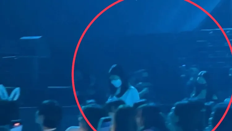 正宮「劉太太」──朱麗蒨被目擊跟女兒劉向蕙戴著口罩低調進場。讀者提供