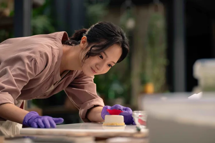 韓寧飾演擁有超級味覺的天才甜點師。東森電視、良人行提供