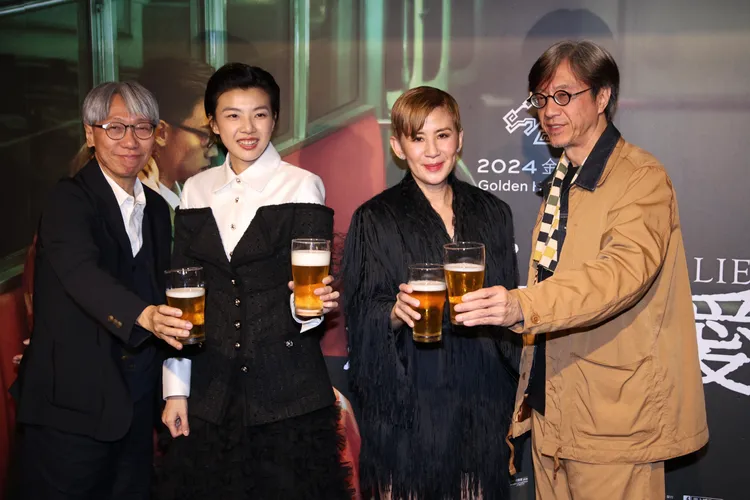 吳君如（右二）與《我談的那場戀愛》團隊舉杯慶功。彭欣偉攝