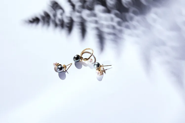 大溪地黑珍珠系列推出項鍊、戒指、耳環等多項單品。品牌提供