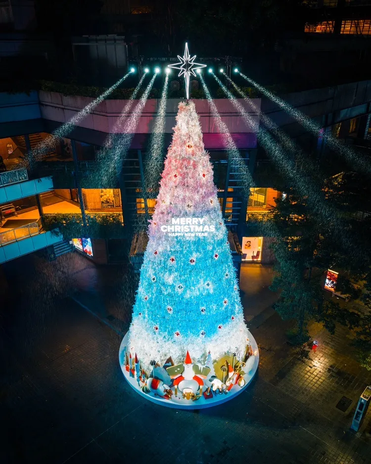 「耶誕精靈之森」系列場景，主打高達20米的奶油白耶誕樹。新光三越提供