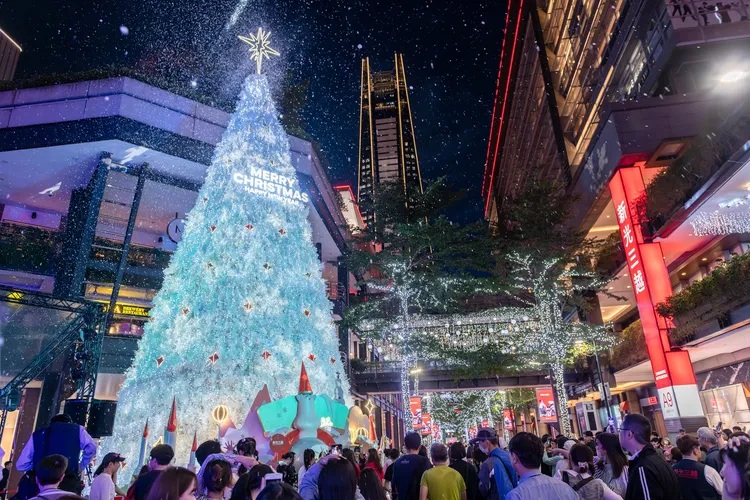 耶誕主樹每15分鐘就有表演。新光三越提供