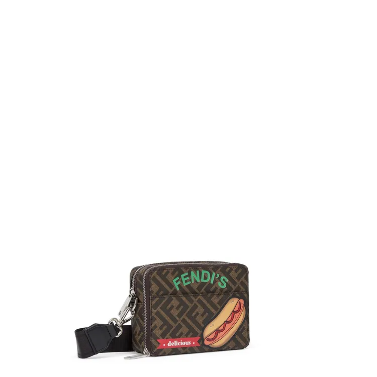 FENDI美食皮革貼片相機包，5萬9200元。品牌提供