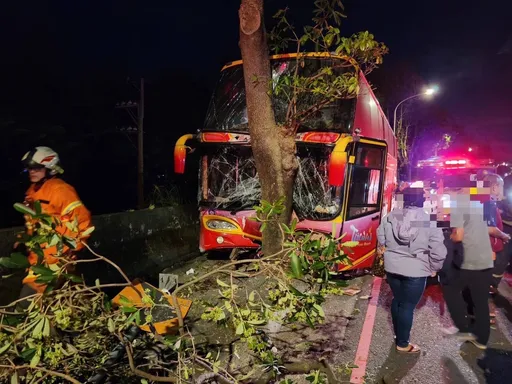 桃園育達高中學生交通車撞路樹 駕駛和7名學生8人受傷送醫