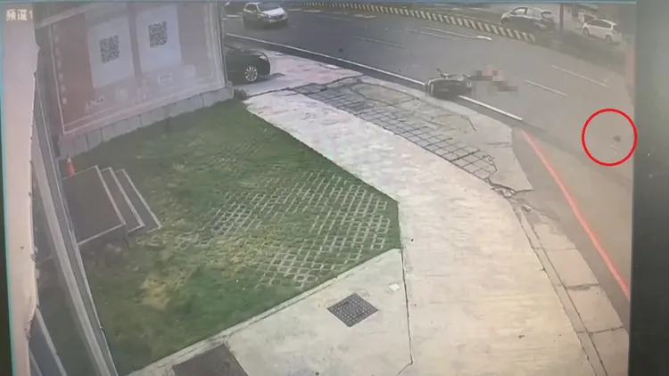 婦人被砂石車輾過慘死，頭皮也被削掉一塊掉在馬路上。翻攝臉書「員林人大小事」