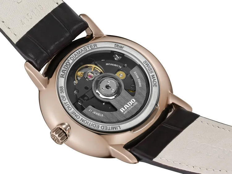 Rado瑞士雷達表新作結合玫瑰金錶殼、黑色鏤空錶盤、環形日期盤。品牌提供