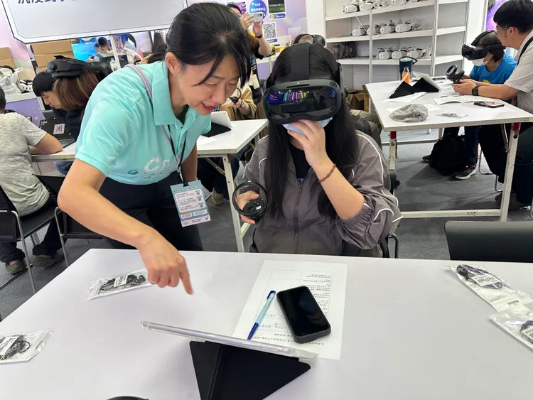 VR虛擬實境沈浸式學習。新竹市府提供