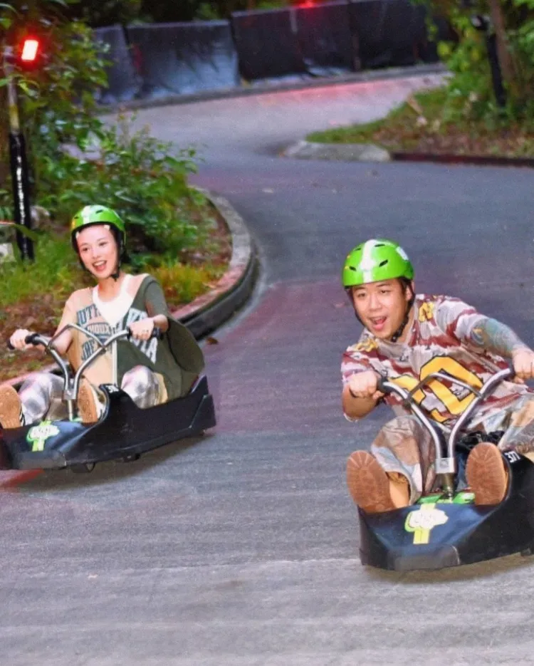 健志與Mia玩新加坡著名的斜坡滑車。翻攝Mia IG