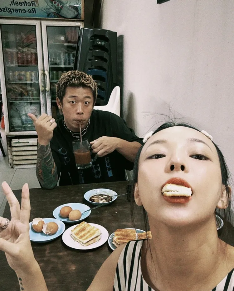 健志與Mia享用咖椰吐司。