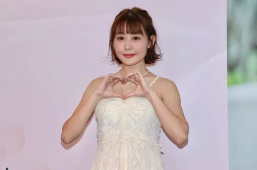 畇二寫真集「雙手捧胸」挑戰大尺度 遭爆休息室超裸露:小內褲全曝光