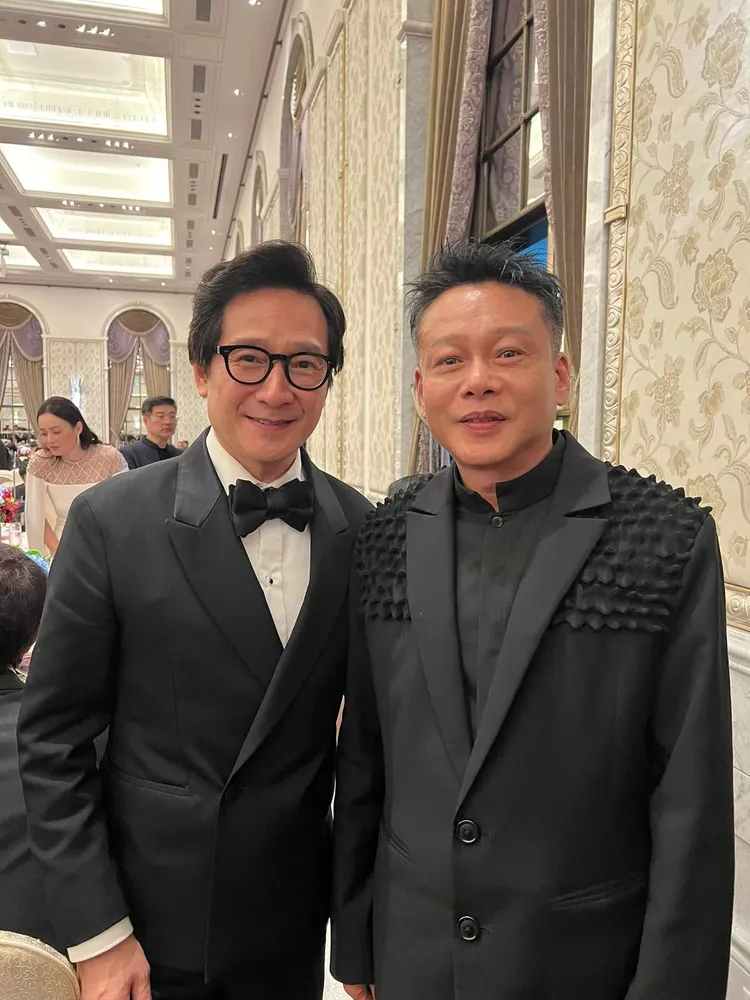 李康生（右）和關繼威相見歡。翻攝李康生臉書