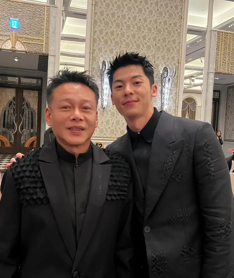 李康生（左）把握機會和準備回去服役的許光漢合影。翻攝李康生臉書