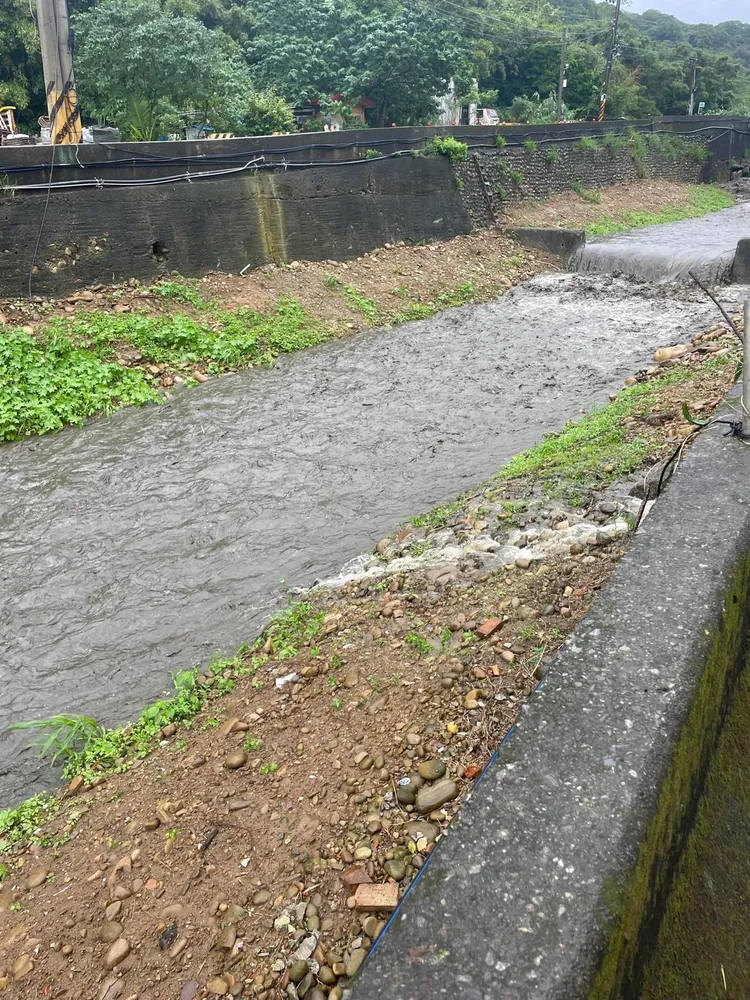 環保局長程大維答詢指出已查到養豬場埋設暗管排汙水，造成林口溪、瑞樹坑溪汙染。服務處提供