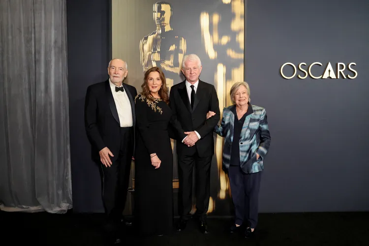 製片麥可威爾遜（左起）、製片芭芭拉布洛克利、導演理察寇蒂斯與選角指導茱麗葉泰勒，是本屆榮譽奧斯卡得主。路透