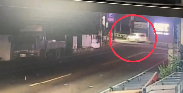 肇事白車第一時間並未停下，直到轉彎後才停靠路旁。民眾提供