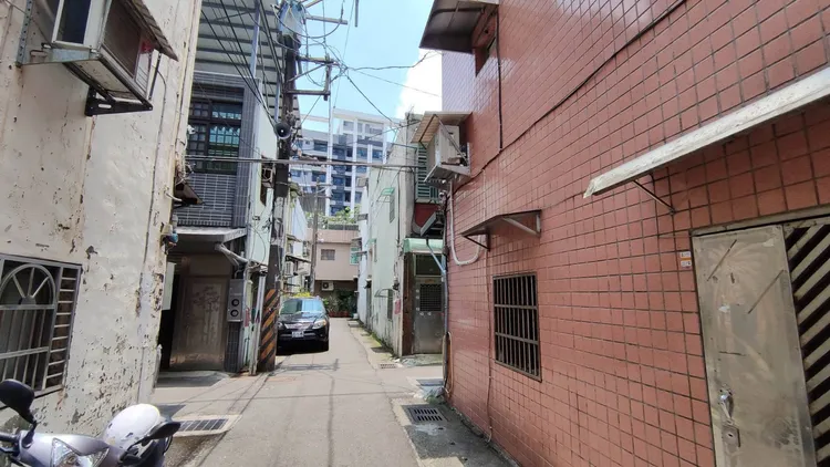 死者生前被3男1女凌虐對待。翻攝畫面