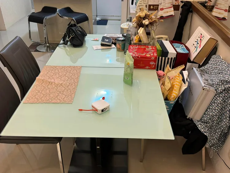 家中餐桌靠牆那一半的椅子時常慧堆滿雜物。翻攝《Icu醫生陳志金》臉書