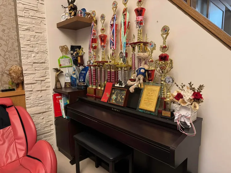 鋼琴上通常會擺滿獎盃、相框、書籍等物品。翻攝《Icu醫生陳志金》臉書