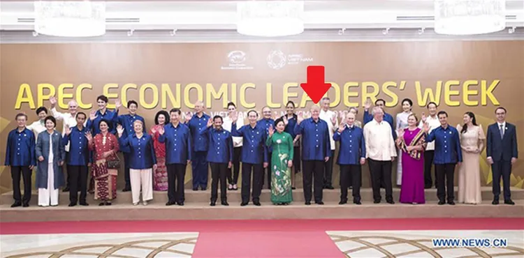 2017年APEC領袖峰會大合照，時任美國總統川普（紅箭頭）站在主辦國領袖夫婦旁邊的C位。翻攝APEC官網