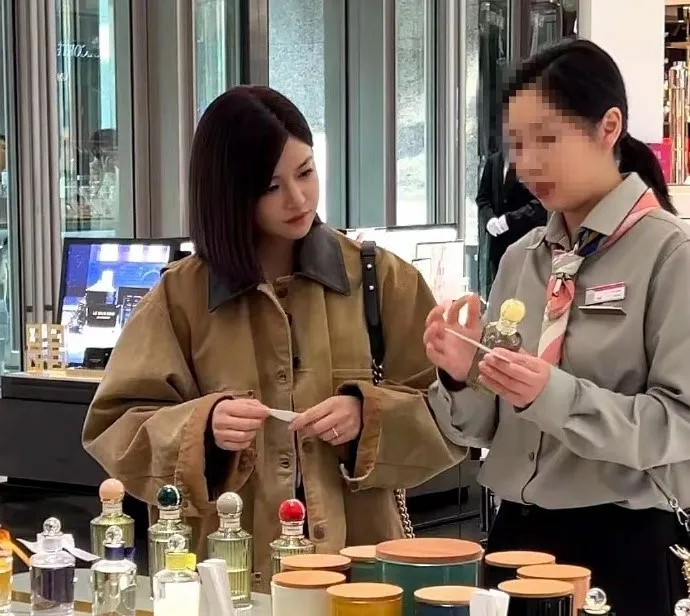 陳妍希低頭聽店員講解。翻攝毒舌娛樂微博