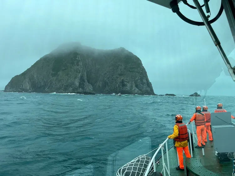 巡防艇出動救援。海巡署提供