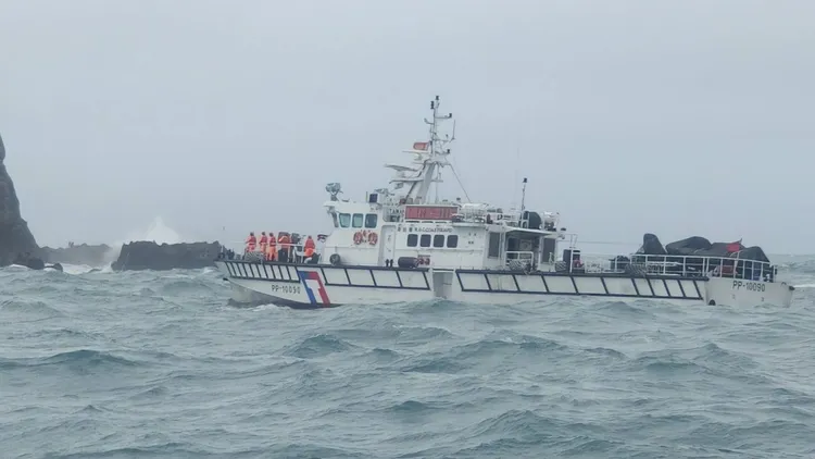 海巡巡防艇於海上搜救。海巡署提供