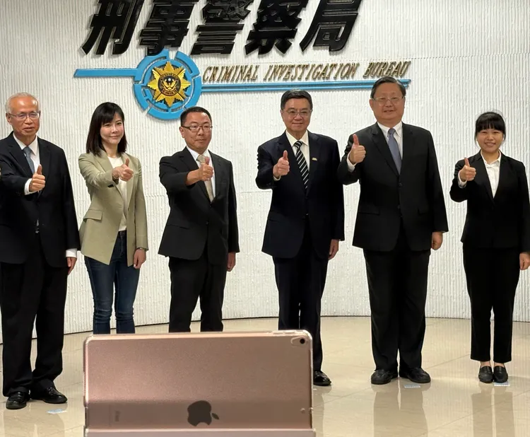 行政院院長卓榮泰於第11波安居緝毒專案成果記者會與緝毒同仁合影。翻攝畫面