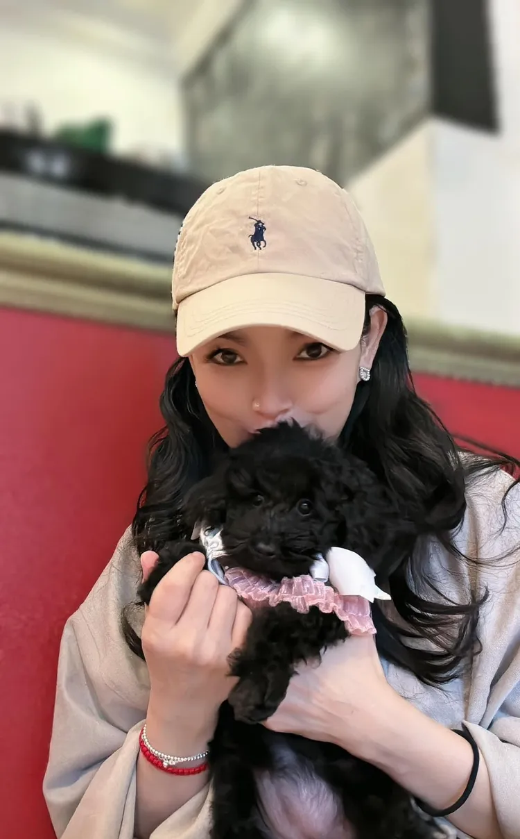 談詩玲開心抱著領養的３個月大的黑貴賓。翻攝談詩玲臉書