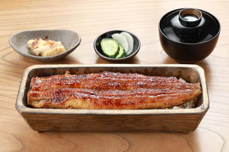 食器特選江戶時代傳承至今的專用器皿「信樂燒」，搭配經典「一本鰻」料理。業者提供